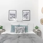 Ultra Central Modern Home For 3 Guests