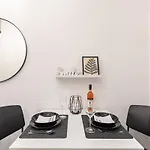 Mini - New - Elegant Downtown Retreat