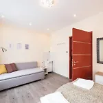 Ultra Central Large Home With Ac And Balcony