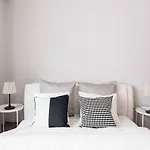 Ultra Central Large Home With Ac And Balcony