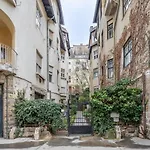 Quiet Charming Apartment Near The Center