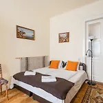 Bpr W21 Retro Home With Balcony