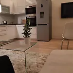 Modern, Quiet & Cozy Apartment In The Middle Of Downtown Near Danube At Fashion Street