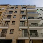 Bright Top Floor Home With Parking