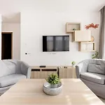 Bright Top Floor Home With Parking