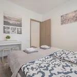 Bright Top Floor Home With Parking