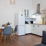 Lovely Central Apartment By Julia