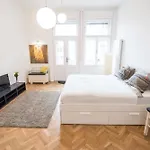 Newsunny Apartment At The Budacastle