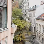 Newsunny Apartment At The Budacastle
