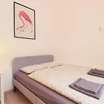 Joseph Boulevard Apartment - 3Bdr, 2Bath, 8Ppl