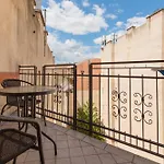 King\'S Haven Downtown With Balcony