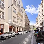 Charming Downtown Apartment