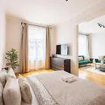 Stylish & Cozy City Center Apartment By Prestige Homes