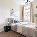 Luxurious Prestige Apartment On The St Stephen Road