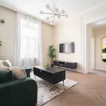 Luxurious Prestige Apartment On The St Stephen Road