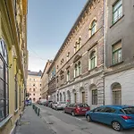 District 6Th Sense Apartment