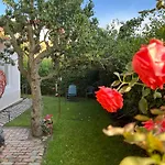 Apartment With Rose Garden & Free Parking