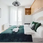 Modern Two-Bedroom Apartment With Free Parking