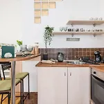 Cosmopolitan Studio - Chic Getaway In A Fancy Neighbourhood
