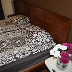 Maharaja Buda Villa Apartment - Private Parking And Garden