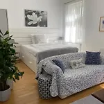 Superb Studio With Ac Plus 40 Sqm Terrace In The Greens Of Buda City Centre