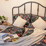 Mops Bob Apartment