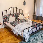 Mops Bob Apartment