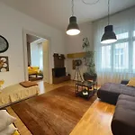 Amber Pearl Apartment 2 Rooms And 2 Bathrooms At Kalvin Square