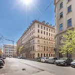 Freedom Apartment Near Parlament With Ac