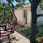 Apartment With Rose Garden & Free Parking