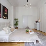 Timeless Elegant Apartment By Opera House