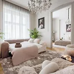 Timeless Elegant Apartment By Opera House