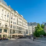 Fashion Street Central Apartment