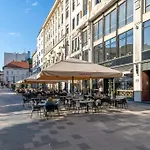 Fashion Street Central Apartment
