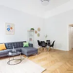 Serene And Spacious Apartment In The Centre