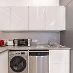 Quaint And Cozy 2-Br Home In The City Center