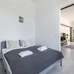 Quaint And Cozy 2-Br Home In The City Center