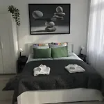 Beautiful Newly Refurbished Studio,Fully Equipped Apartment Walking Distance To The City Park Where You Will Find The World Famous Szechenyi Thermal Bath Spa, Museums , And The Capital Circus , Ac, Smart Tv, High Speed Internet