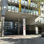 Design Apartment Near City Park With Free Parking