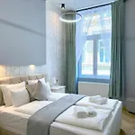 Lovely 3-Bedroom In Downtown With Modern Design And Ac