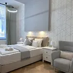 Lovely 3-Bedroom In Downtown With Modern Design And Ac