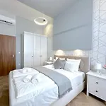Lovely 3-Bedroom In Downtown With Modern Design And Ac