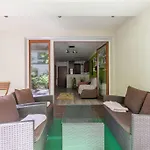 Charming Apartment With Quiet Garden In Downtown
