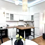 F1 Ultra Central Danube Flat