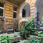 Small Cosy Apartment Near The Famous Westend City Center