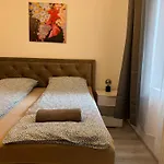 Suzannah Apartment By The Danube