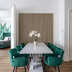 Luxy Central Spacious & Cozy Residence With Balcony