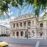 Basilica Downtown Apartment