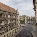 Central Budapest Oasis - Modern Charm, Timeless Comfort