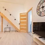 Cool Apartment In The Center With Patio, Szovetseg Street